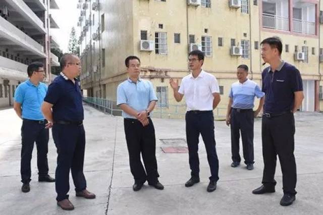 主任李健忠,副主任岑仲平等一行4人在市教育局局长莫平福的陪同下,到