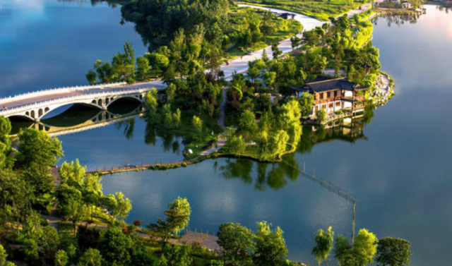 遺愛湖公園佔地面積5.03平方公里,水面2.94平方公里,環湖岸線29公里.