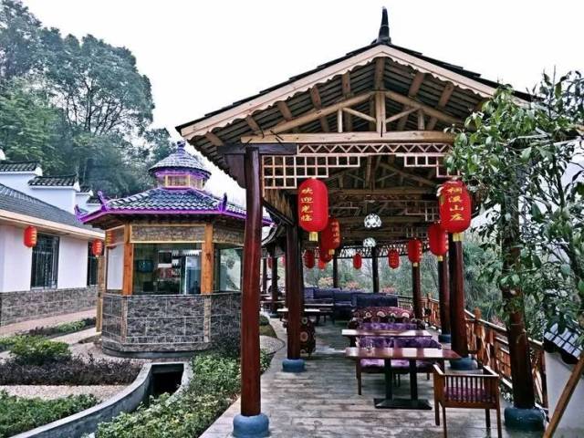 利用山林进行放养的土鸡生态养殖基地,可进行住宿餐饮娱乐的桐溪山庄