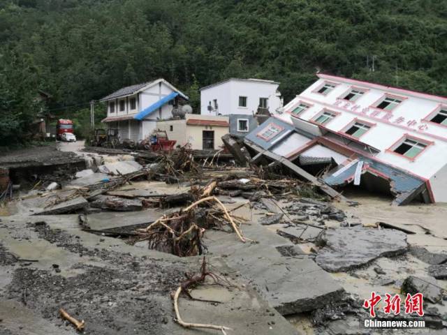 四川绵阳:洪水冲倒三层楼房