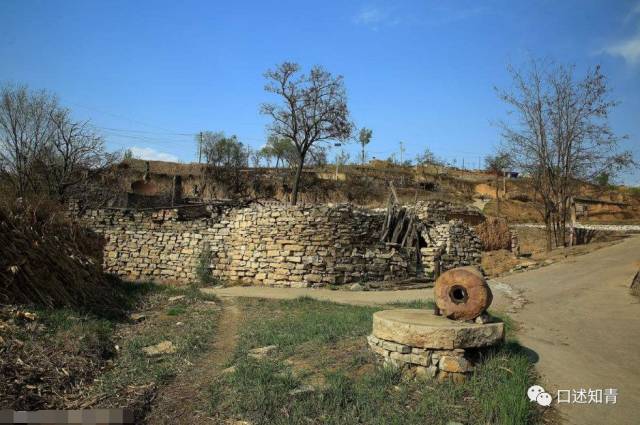 我在山西岚县最西边的一个小山村插队,村里不足四十户人家,我们村离