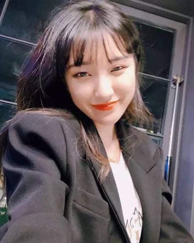 李汉娜最新自拍 小姑子蜜汁笑容