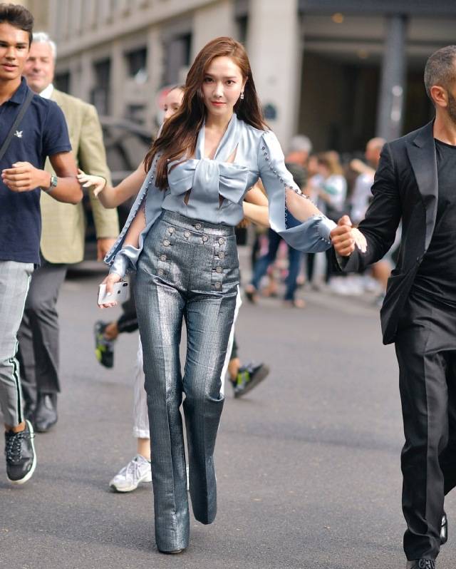 身高162cm成了街拍女王,原来郑秀妍用基础款打造出街拍高级感!