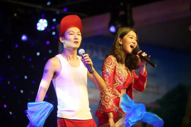 的节庆氛围,各地慕名而来赶啤酒"大集"的游客和市民汇成了欢乐的海洋