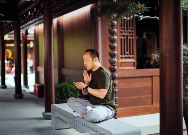 去名气大,香火旺的寺院拜佛功德更大吗?