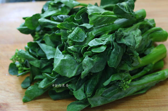 将芥兰根部老的部分用刀切开,浸泡洗净