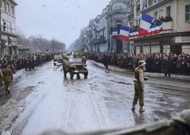 二战彩色老照片:巴黎得到光复,盟军士兵在镜头前亲吻法国少女_手机