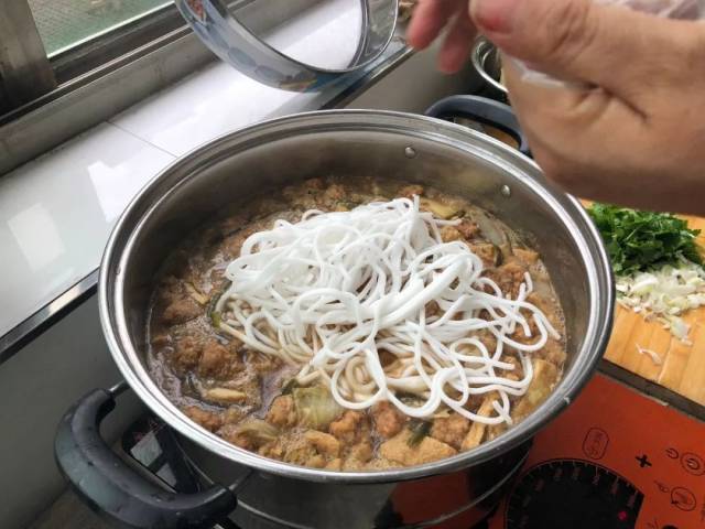 13,锅中放入粉条,(这种的最后放就可以,很好煮熟的,如果是干粉要提前
