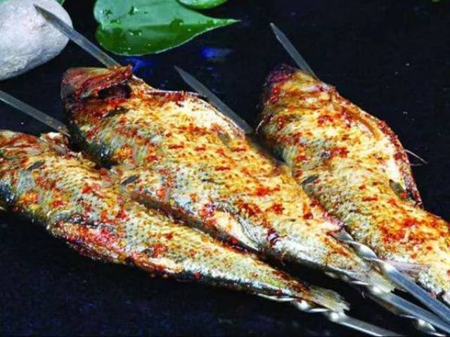 的其它称呼 想满口喷香来这个 喜欢烤鱼的这个烤气泡鱼在小岛很流行