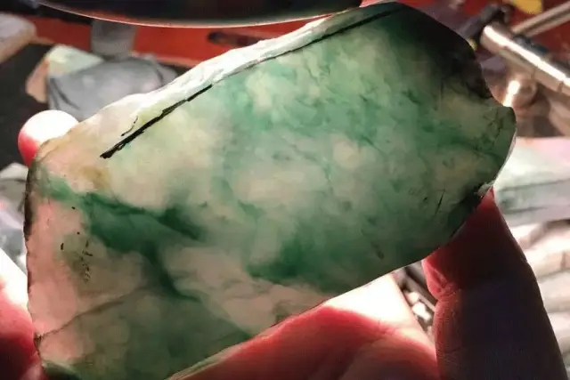 万元买的翡翠原石,切出冰种飘花,做出的成品美不胜收!