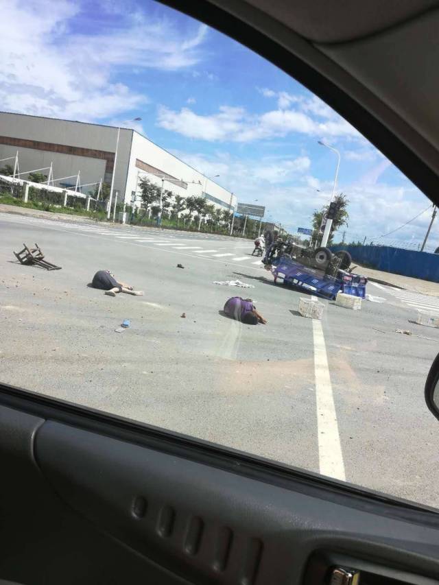 宣城发生一起严重车祸,两人当场倒地不起!