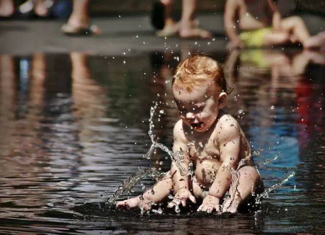妈妈刷了三分钟抖音,孩子转眼不见人影,惨剧随