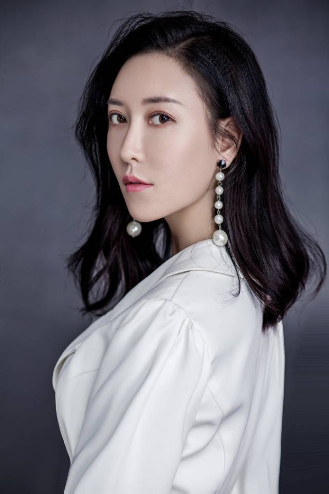 演员王雨菡最新写真曝光 长腿实力抢镜