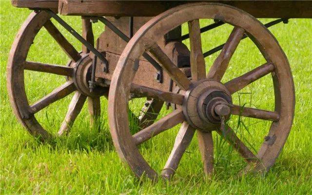 木材做轮胎虽然匪夷所思,但不要忘记了,最早的车轮其实也是木头做的!