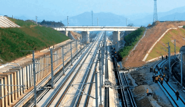 金南高铁是一条由广西金城江区出发,通往首府南宁的一条高速铁路,全线