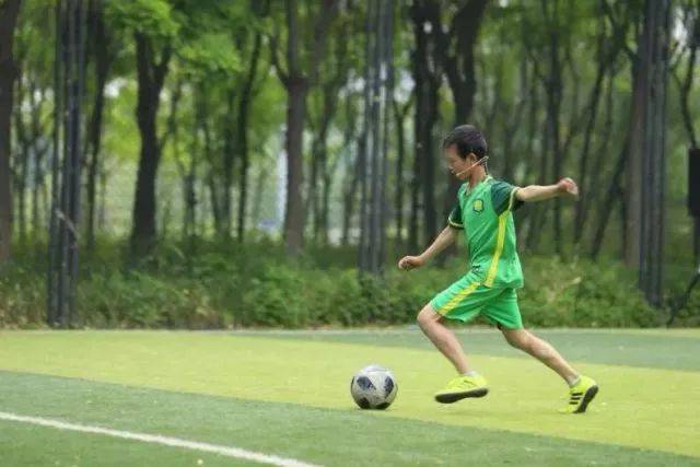 刘飞扬所在的小学举行第一届足球比赛