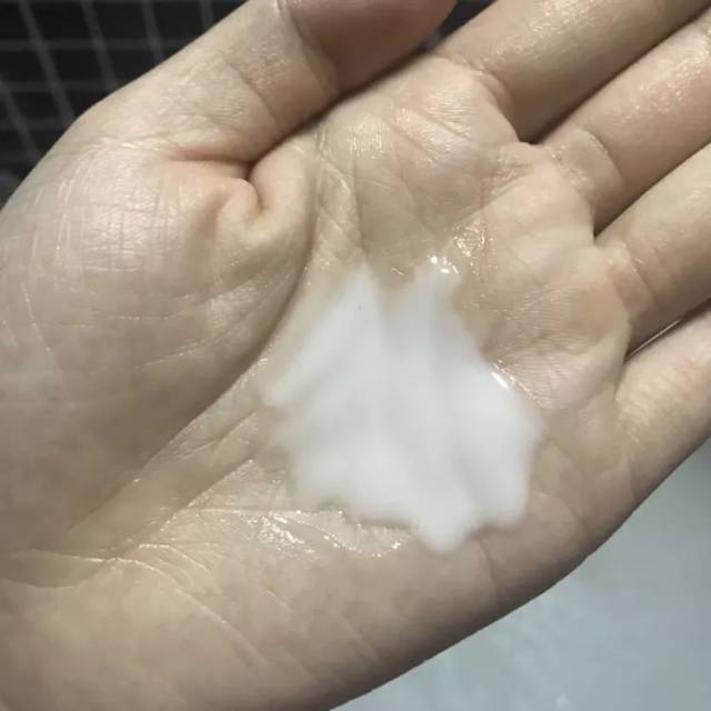 乳液的质地反而没有想象的粘稠厚重,有流动感,用在脸上比一般的乳液