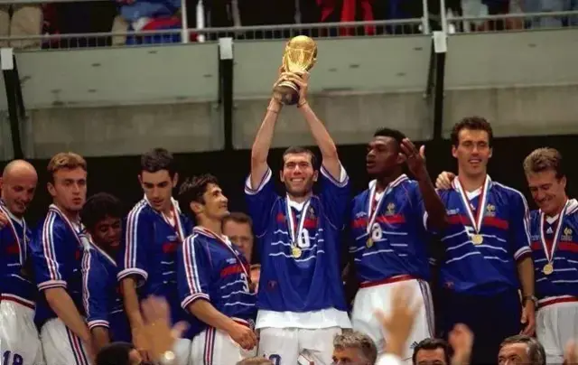 98年在自家门口捧起大力神杯的法国队