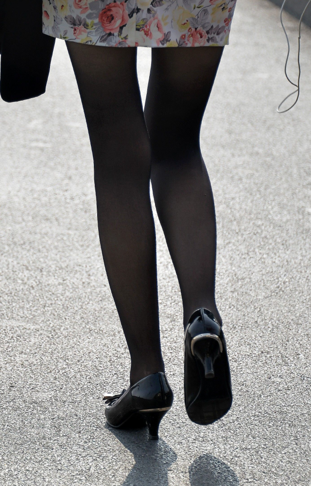 街拍联盟:河边漫步的黑丝美女,黑色丝袜衬托完