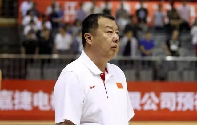 主教练吴庆龙,上赛季在深圳男篮执教