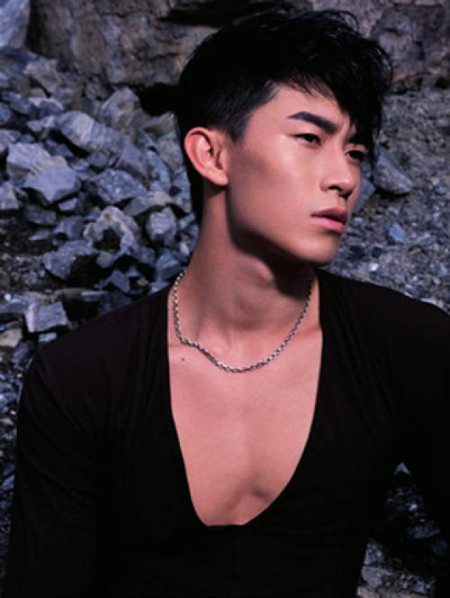 毕业于新面孔模特学校的郑宇光,07年,击败来自48个国家和地区的其他