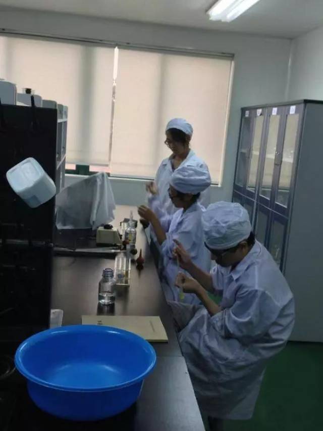 图为生物制药学生于宁波美康生物科技股份有限公司实习场景 完 平台