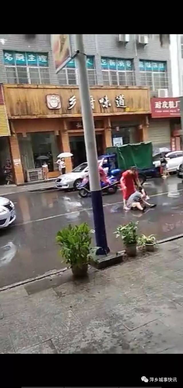 (视频)湘东街头疑似原配打小三, 场面劲爆,引来无数人围观