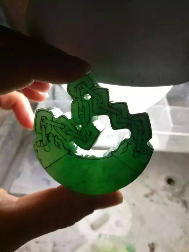 丢弃在墙角的翡翠镯芯,雕刻出世人从未见过的挂件,与众不同!