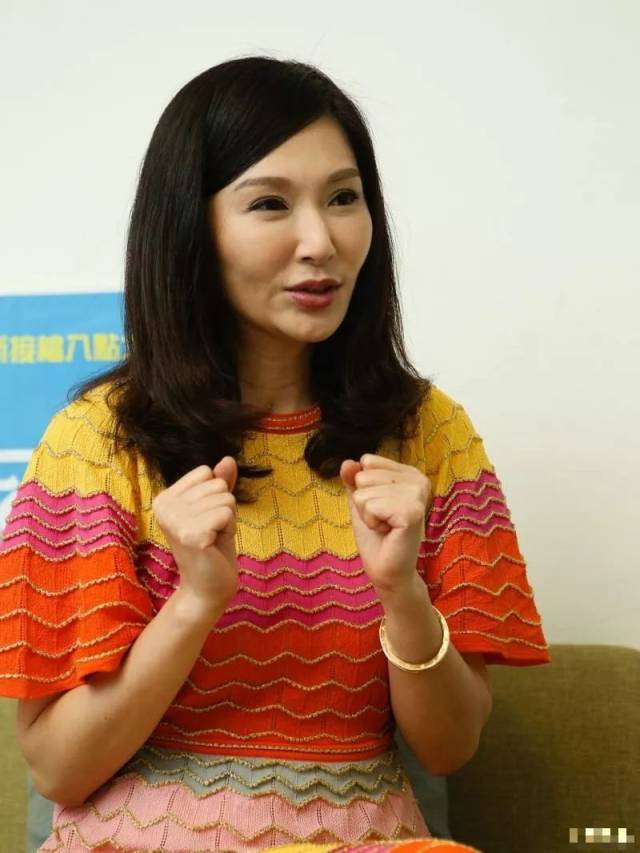 她是台湾"第一媳妇",出道28年仅一次恋爱,如今52活成少女,却仍单身