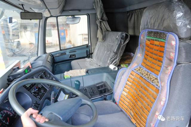 既然驾驶室技术平台来源于三菱,那么内饰和三菱扶桑卡车一摸一样就不