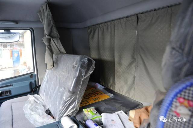 既然驾驶室技术平台来源于三菱,那么内饰和三菱扶桑卡车一摸一样就不