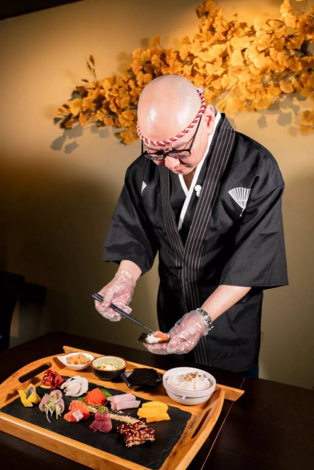 佘哥说了,寿司diy讲究随性,所以倒是不必强行捏成正经寿司,一片海苔