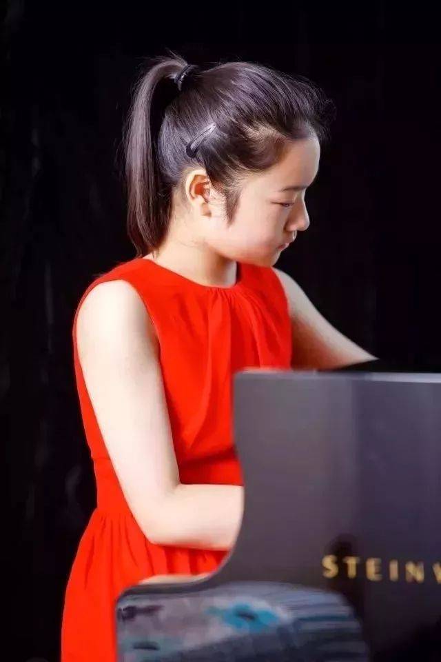 徐逸言的老师们感到特别自豪,她的学校校长随即决定,要给这个"牛娃"开