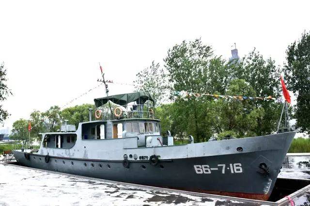 摄长江日报记者了解到,在武汉江滩管理办公室的统筹下,"66-716艇复原