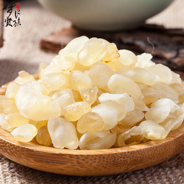 ①雪莲子冲洗干净后用水泡发一晚上后滤干水待用