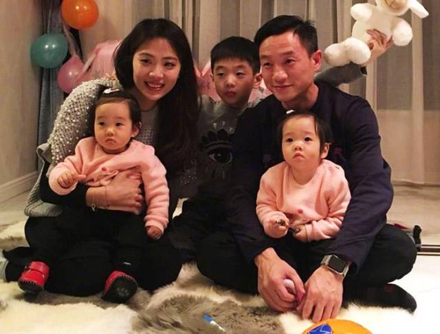 杨威晒一家五口照!女儿超像爸爸,儿子像妈妈,不忘为体操助力