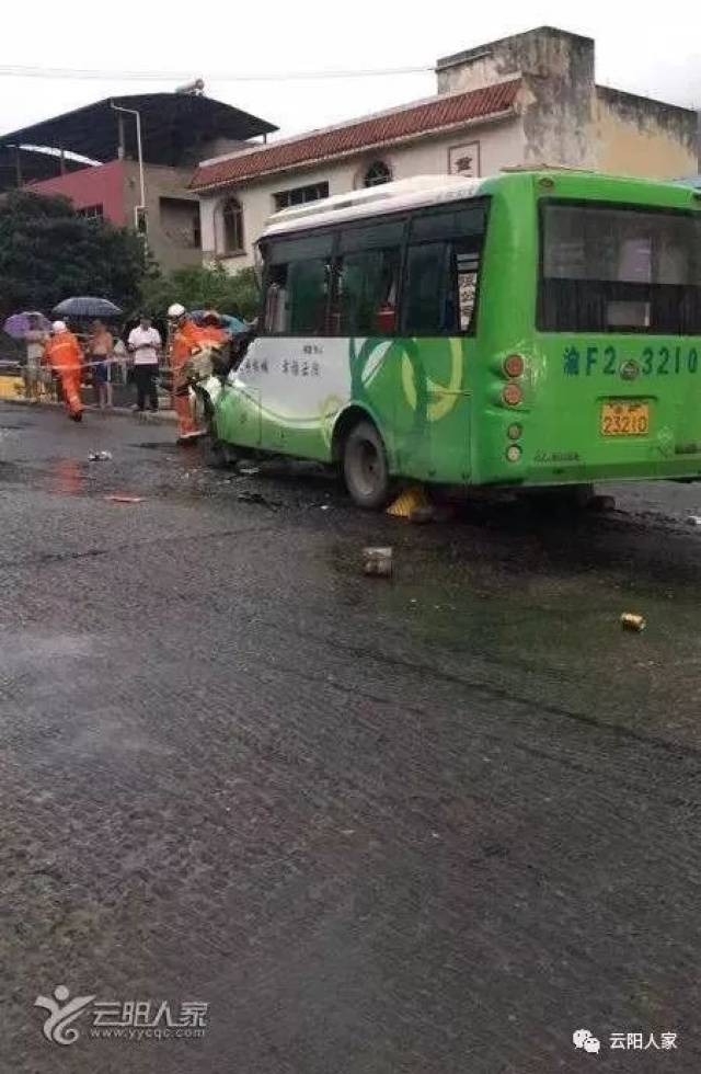 云阳莲花一公交和大货车相撞,司机被卡动弹不得;昨夜暴雨袭城,一片