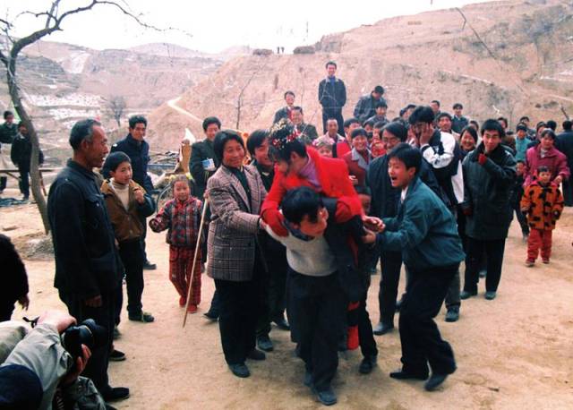 镜头下的陕西40年婚礼变迁 从"三转一响"到时尚个性!