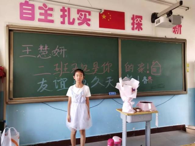 孩子们在王慧妍的校服上签下了自己的姓名,希望能在新环境给她支持与