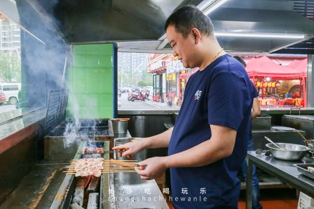 烧烤区配备了明档厨房,食客们可以近距离观察到师傅们的操作,保持食材