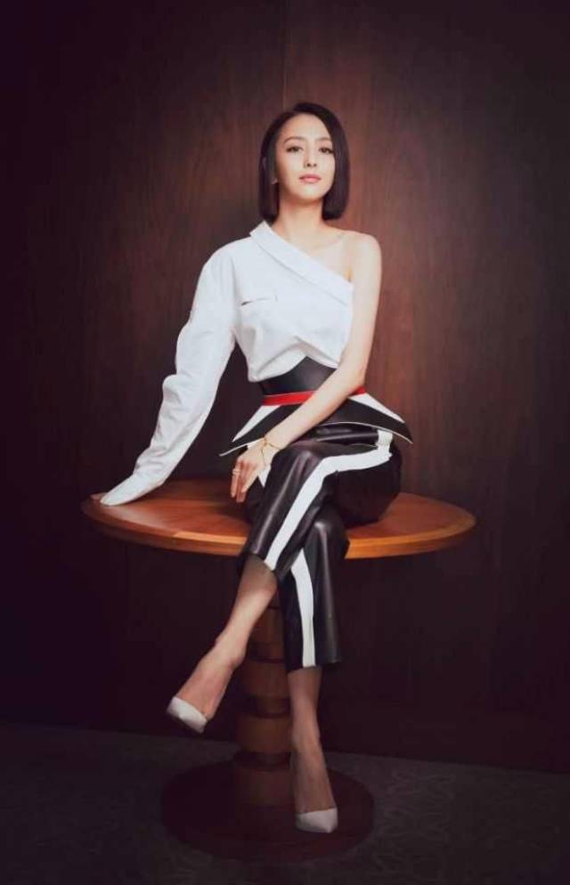 佟丽娅化身霸道女总裁,干练短发帅气穿搭演绎时尚大女人!_手机搜狐网
