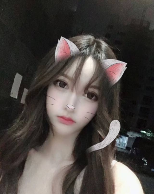 挖酱看到微博上大家都叫她崔崔,资料上写的她是96年出生,年龄不大