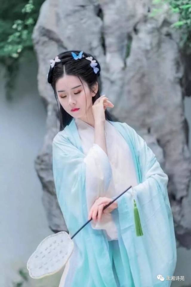 石门中断 悠悠流淌着落花 伊人踏歌而行 蝴蝶浅浅飞入云鬓 淡蓝的裙裾