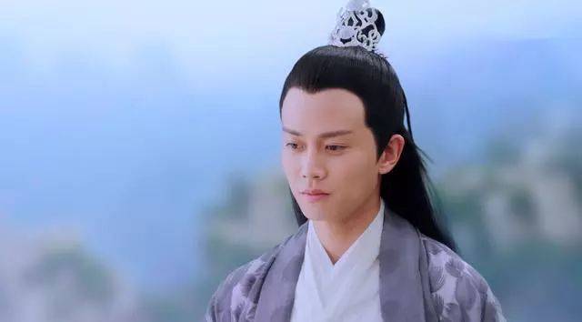 以往的许仙形象,是文质彬彬的书生.而任嘉伦饰演的许宣,不仅