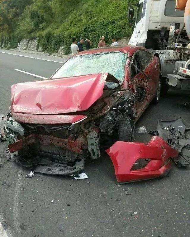 【现场】晋城高速突发车祸!红色小轿车竟被撞成这样.