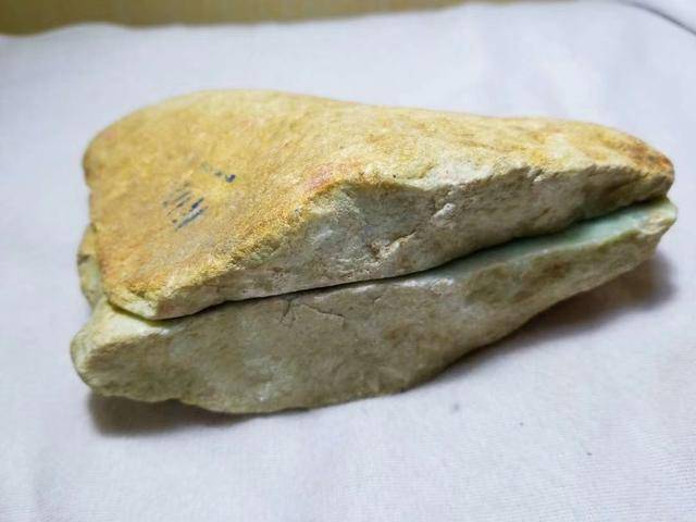 一块木那黄皮壳原石,皮紧沙细皮壳老辣,整个翻沙,咱们再来看看切开面