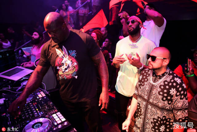 迈阿密夜店成奥尼尔dj秀场,打碟手势有模有样.(图片署名: 东方ic)