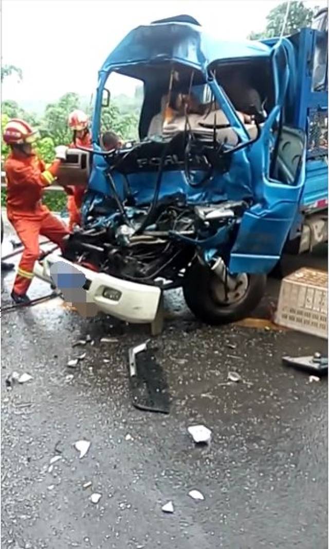 惨烈!荣县发生车祸,车头严重变形,司机被卡驾驶室
