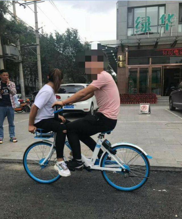 【提醒】注意!内蒙古街头惊现车筐带人?出事负全责!
