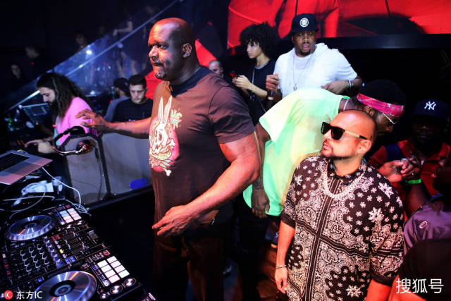 迈阿密夜店成奥尼尔dj秀场,打碟手势有模有样.(图片署名: 东方ic)